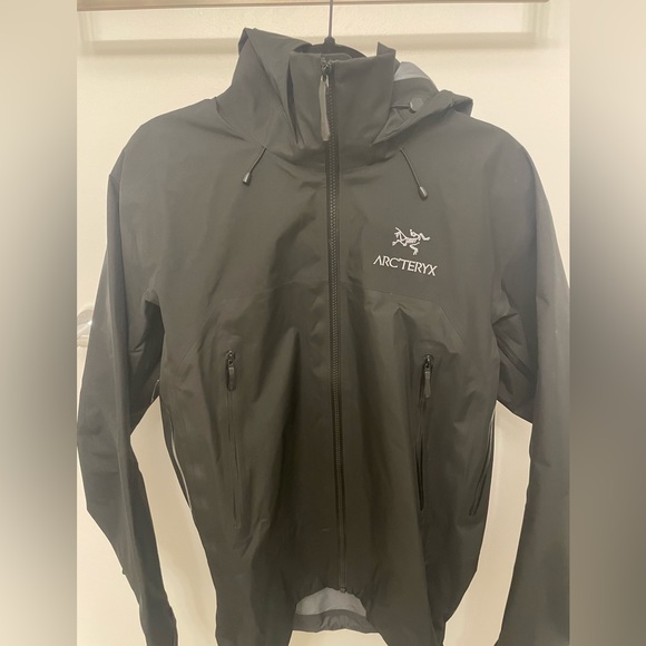 Like new Arc’teryx Men’s Beta Jacket - Picture 3 of 8